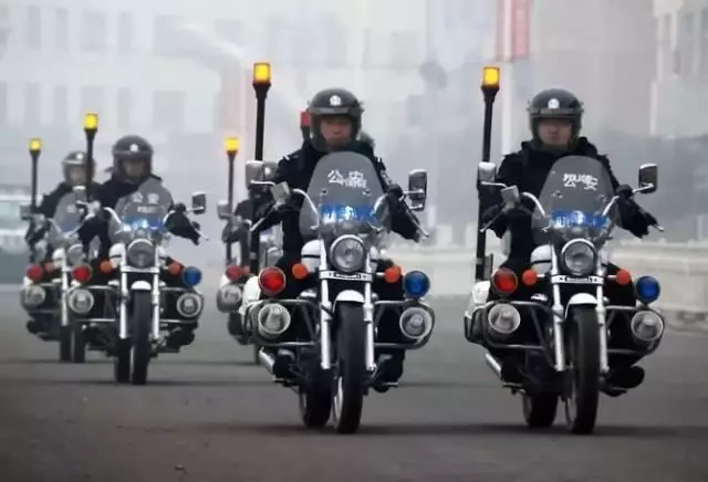 世界第一黒幫老大去世,90000馬仔送行,大量警察維護秩序