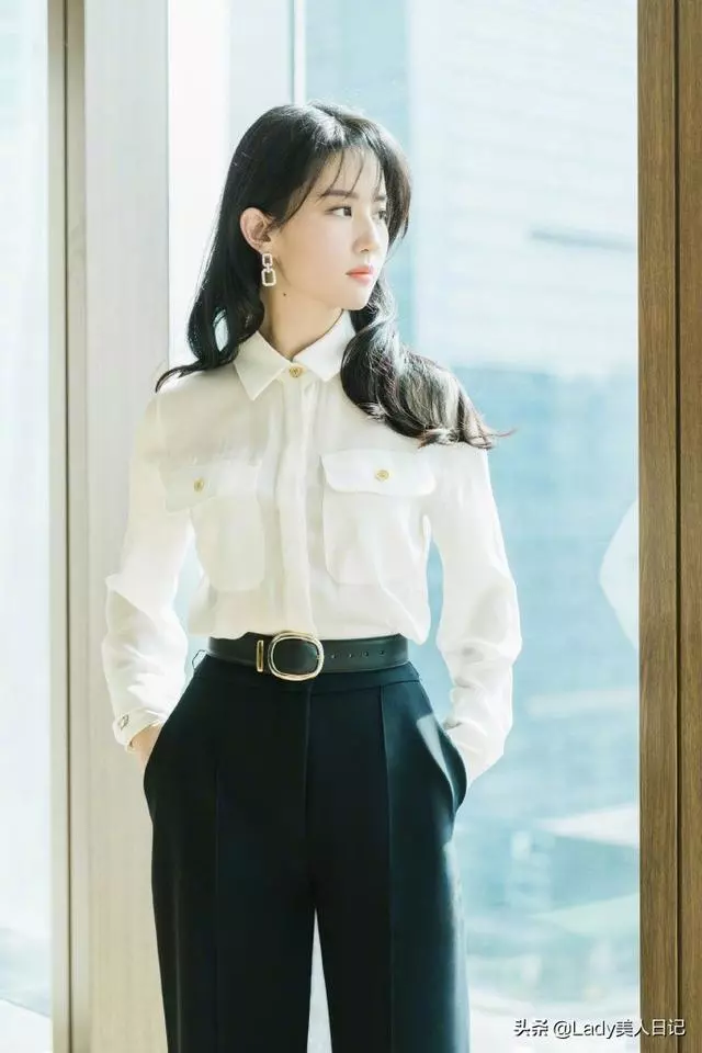 31歲劉亦菲依舊是那個美少女!OL白領裝擋不住少女樣,好溫柔