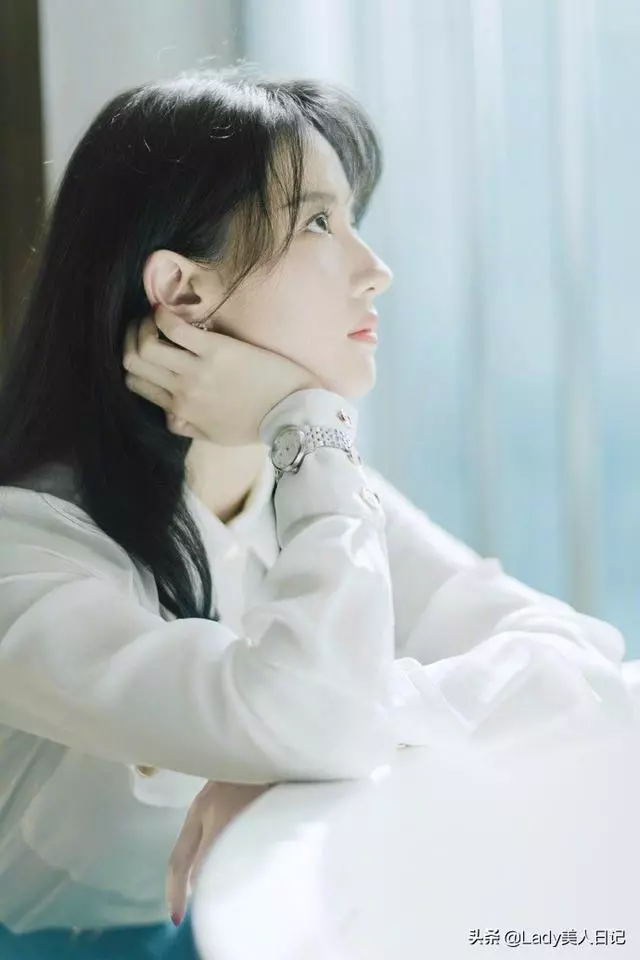 31歲劉亦菲依舊是那個美少女!OL白領裝擋不住少女樣,好溫柔