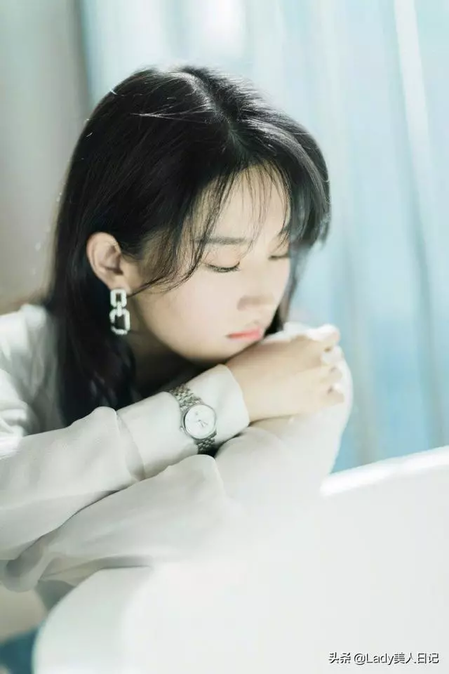31歲劉亦菲依舊是那個美少女!OL白領裝擋不住少女樣,好溫柔