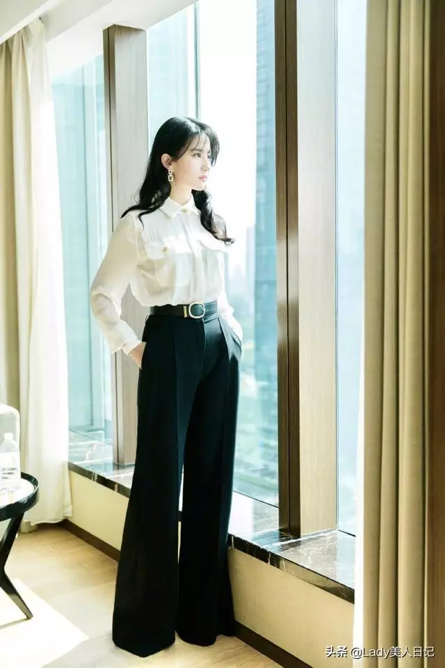 31歲劉亦菲依舊是那個美少女!OL白領裝擋不住少女樣,好溫柔
