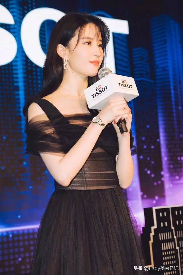 31歲劉亦菲依舊是那個美少女!OL白領裝擋不住少女樣,好溫柔