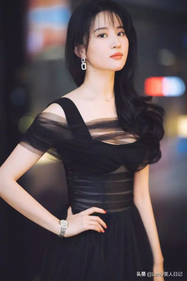 31歲劉亦菲依舊是那個美少女!OL白領裝擋不住少女樣,好溫柔