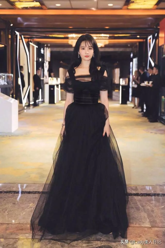 31歲劉亦菲依舊是那個美少女!OL白領裝擋不住少女樣,好溫柔