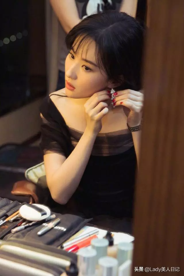 31歲劉亦菲依舊是那個美少女!OL白領裝擋不住少女樣,好溫柔