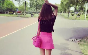 父親娶了小18歲的女人,見到她後我傻了眼,跪地磕頭求她饒恕我