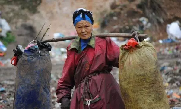 媽嫌老婆是鄉下人,每次岳母送菜來她都欺負,老婆讓我媽閉上了嘴
