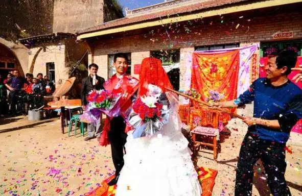 哥哥離婚後,嫂子要來分我家房子,母親說一話,她們灰溜溜地走了