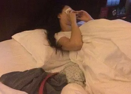 兒子意外離世後,兒媳每晚都要丟垃圾,婆婆覺得不對,偷看後蒙住