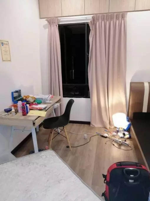 【男友劈腿另結新歡!】22歲女學院生獨自在房間聽傷心歌曲,全身赤裸跳樓亡!