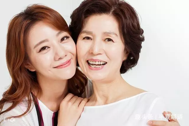 兒子滿月,婆婆逼兒媳交份子錢,兒媳不給被打,指指孩子,全家蒙