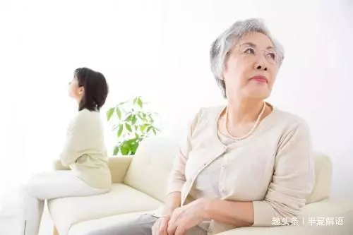 兒子滿月,婆婆逼兒媳交份子錢,兒媳不給被打,指指孩子,全家蒙