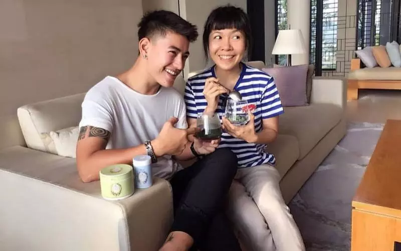 泰國高顏質「最帥女歌手」大秀身材裸上半身,網友感意外,粉絲大飽眼福!