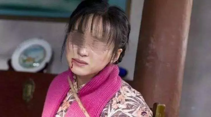 少女被拐賣到農村給傻子當妻子,隔天醒來,決定跟傻子過一輩子