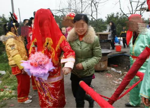 少女被拐賣到農村給傻子當妻子,隔天醒來,決定跟傻子過一輩子