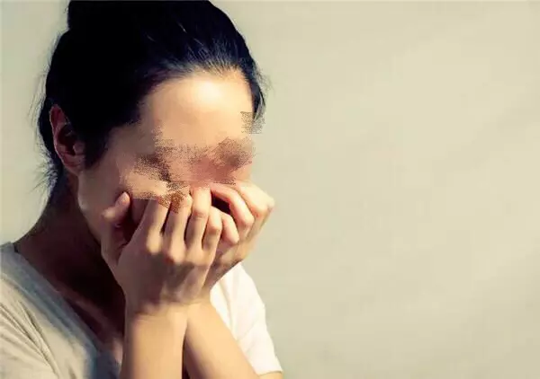 少女被拐賣到農村給傻子當妻子,隔天醒來,決定跟傻子過一輩子