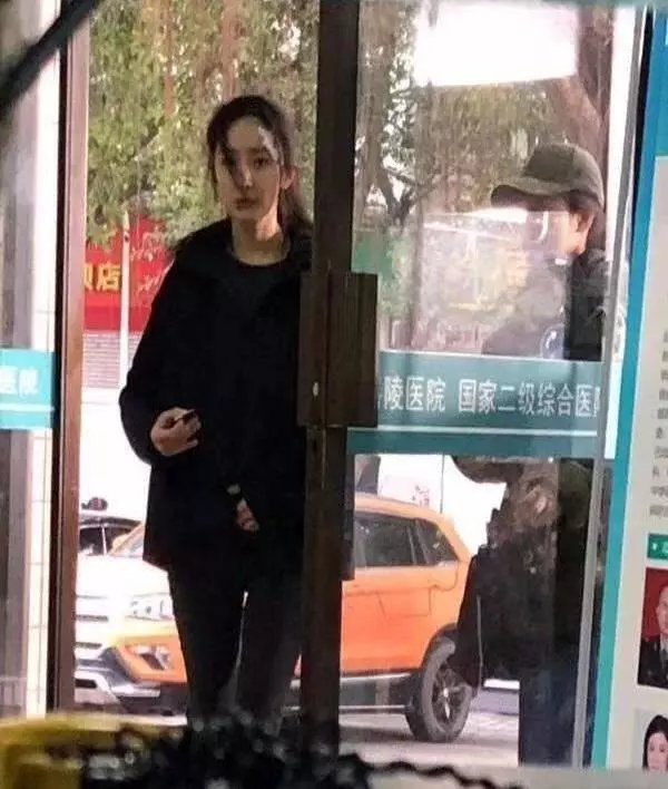 楊冪最近身材好可不只是馬甲線!日常出行腿細成了竹竿堪比超模!