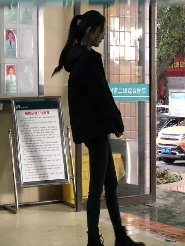 楊冪最近身材好可不只是馬甲線!日常出行腿細成了竹竿堪比超模!