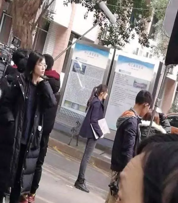 楊冪最近身材好可不只是馬甲線!日常出行腿細成了竹竿堪比超模!