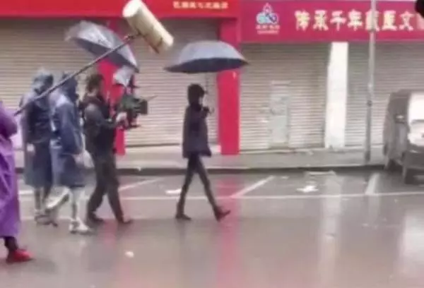 楊冪最近身材好可不只是馬甲線!日常出行腿細成了竹竿堪比超模!
