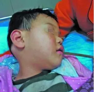 兒子去世前一直盯著地上的板凳,沒人時挪開一瞥,母親三天後自盡
