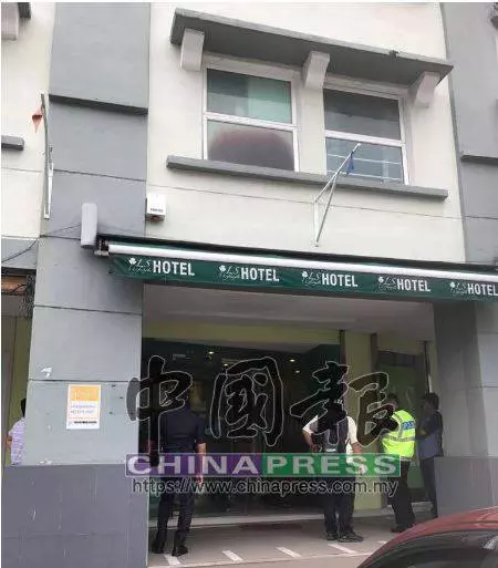 【附視頻】多刀劈爆頭 血屍臥血床 !! 廉價酒店客房血淋淋一幕,員工闖入魂飛魄散....