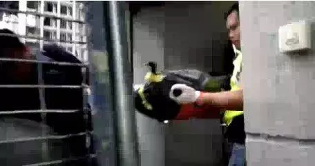 【附視頻】多刀劈爆頭 血屍臥血床 !! 廉價酒店客房血淋淋一幕,員工闖入魂飛魄散....