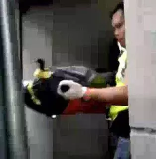 【附視頻】多刀劈爆頭 血屍臥血床 !! 廉價酒店客房血淋淋一幕,員工闖入魂飛魄散....