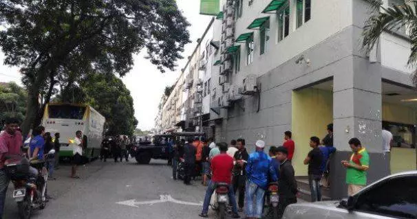 【附視頻】多刀劈爆頭 血屍臥血床 !! 廉價酒店客房血淋淋一幕,員工闖入魂飛魄散....