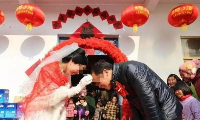 老公去世後帶女兒參加閨蜜婚禮,女兒突然叫爸爸,看到新郎我愣了