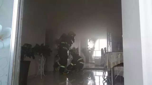 家中突然失火,6歲女童機智報警,並帶3歲妹妹安全逃生,網友紛紛點贊!
