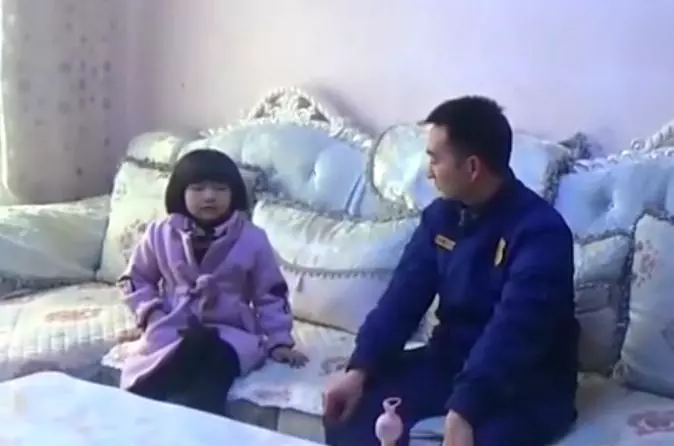 家中突然失火,6歲女童機智報警,並帶3歲妹妹安全逃生,網友紛紛點贊!