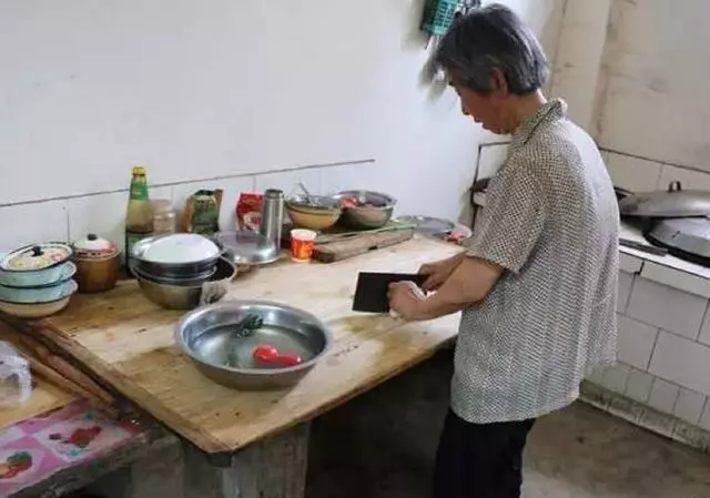 父親去世8年,母親每月進城一次,兒子偷偷跟去,才知母親在騙他