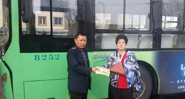 父親去世8年,母親每月進城一次,兒子偷偷跟去,才知母親在騙他