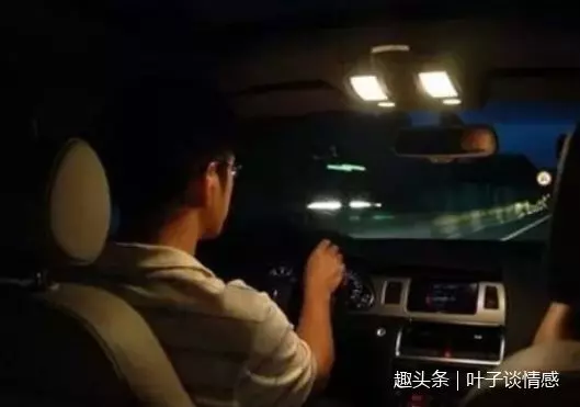 第一次見岳父,卻叫女婿和他一起洗澡,出來告訴老婆,她臉都青了