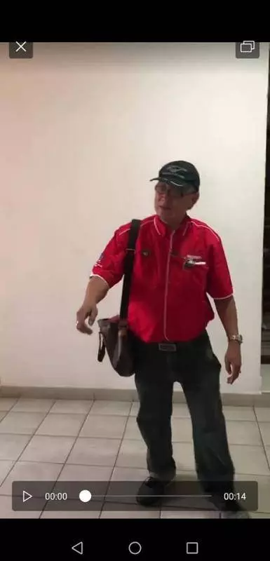 大馬公寓大盜登場!喬莊送貨員進入公寓爆竊,見事跡敗露後竟然送屋主一包咖啡和milo,乘機逃走....