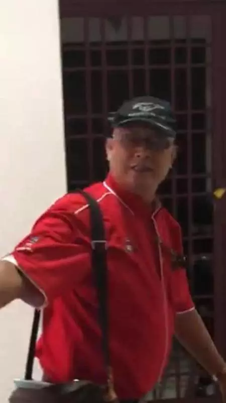 大馬公寓大盜登場!喬莊送貨員進入公寓爆竊,見事跡敗露後竟然送屋主一包咖啡和milo,乘機逃走....