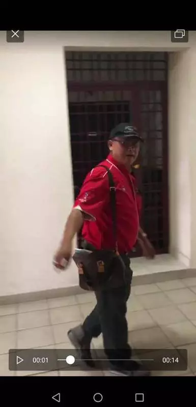 大馬公寓大盜登場!喬莊送貨員進入公寓爆竊,見事跡敗露後竟然送屋主一包咖啡和milo,乘機逃走....