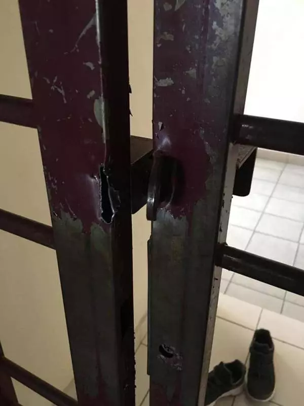 大馬公寓大盜登場!喬莊送貨員進入公寓爆竊,見事跡敗露後竟然送屋主一包咖啡和milo,乘機逃走....