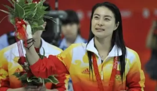 38歲郭晶晶近照曝光,滿頭銀髮像個老太婆,霍啟剛為何還獨寵她?