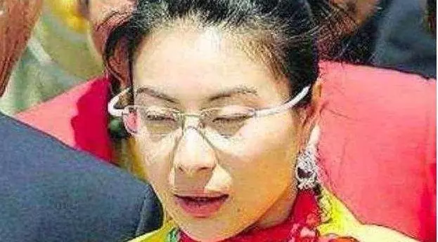 38歲郭晶晶近照曝光,滿頭銀髮像個老太婆,霍啟剛為何還獨寵她?
