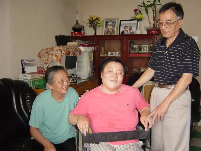 疑室友集體下毒!清華才女遭忌「智商剩7歲」 年邁爸媽心碎:想帶她一起走