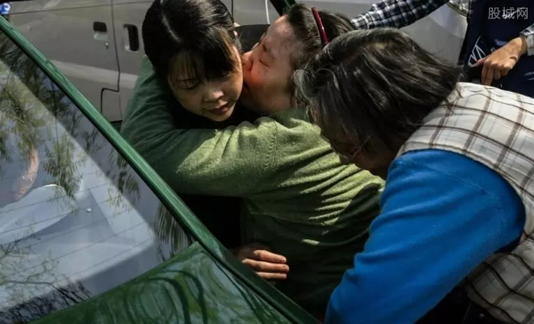 疑室友集體下毒!清華才女遭忌「智商剩7歲」 年邁爸媽心碎:想帶她一起走