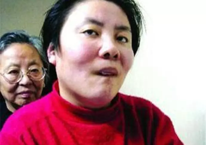 疑室友集體下毒!清華才女遭忌「智商剩7歲」 年邁爸媽心碎:想帶她一起走