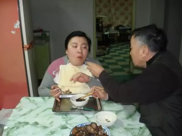 疑室友集體下毒!清華才女遭忌「智商剩7歲」 年邁爸媽心碎:想帶她一起走