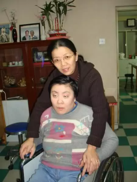 疑室友集體下毒!清華才女遭忌「智商剩7歲」 年邁爸媽心碎:想帶她一起走