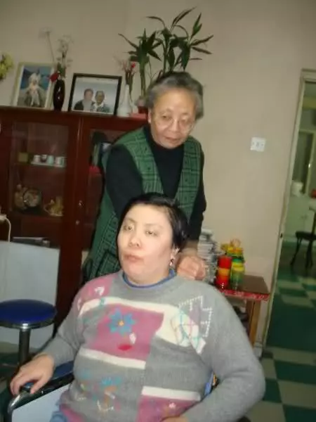 疑室友集體下毒!清華才女遭忌「智商剩7歲」 年邁爸媽心碎:想帶她一起走