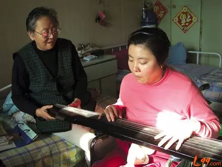 疑室友集體下毒!清華才女遭忌「智商剩7歲」 年邁爸媽心碎:想帶她一起走