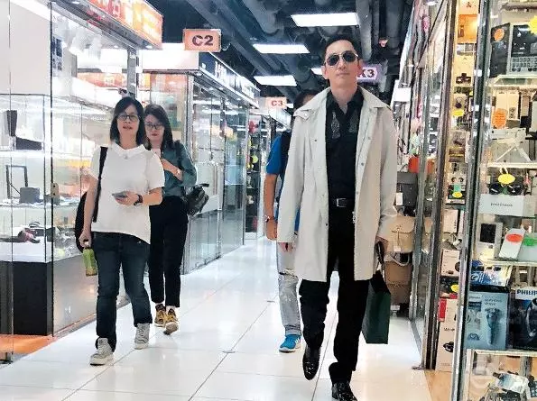 54歲吳啟華被拍開著百萬豪車,會合兩名女粉絲一起逛街買名表