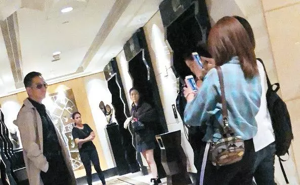 54歲吳啟華被拍開著百萬豪車,會合兩名女粉絲一起逛街買名表